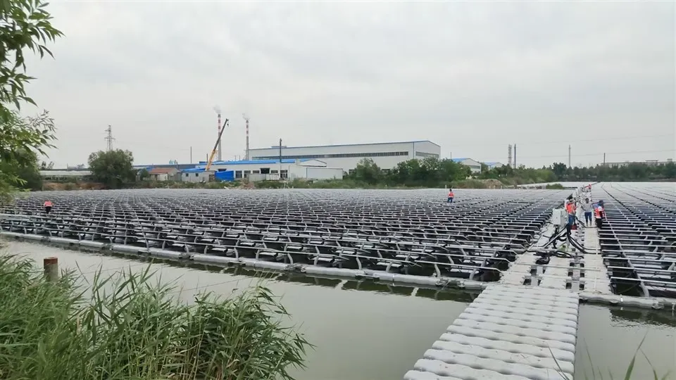 solar panels floating installation on water_